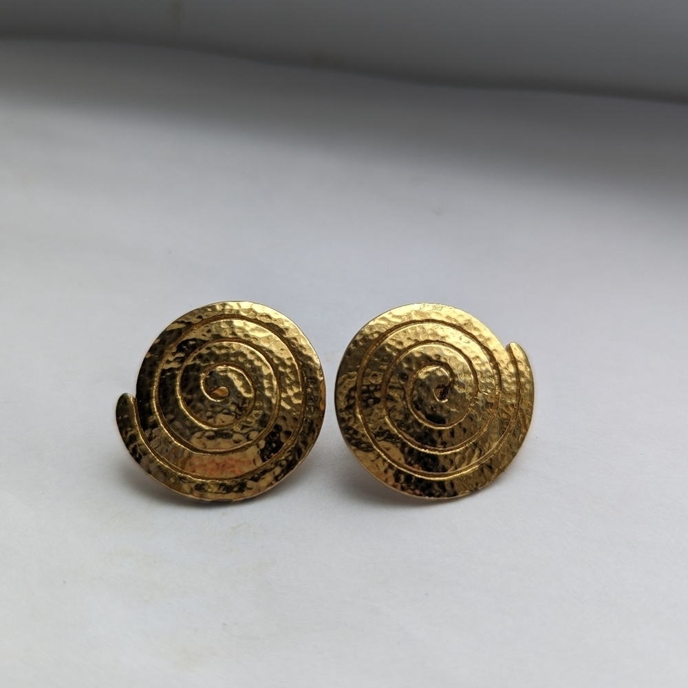 Monet Disk Earrings Signed Vintage Hammered 10kt gp gold toned coiled circular - Picture 11 of 11